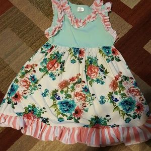 Beautiful floral dress.. perfect for summer!